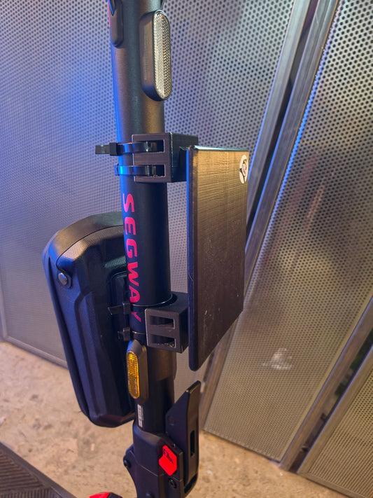 X-Licht & universelle E-Scooter Halterung für Segway, sicher montiert mit reflektierenden Elementen