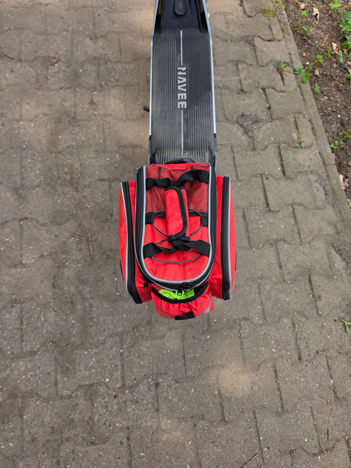 Navee UT5 Gepäckträger mit roter E-Scooter Hecktasche mit Reflektoren