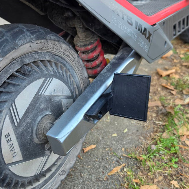 Navee XT5 Max mit seitlichem Kennzeichenhalter an der Schwinge