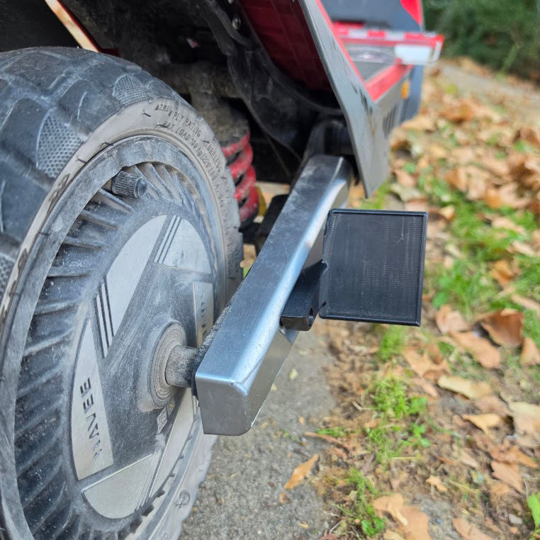 Seitlicher Kennzeichenhalter am Navee XT5 Max, schräge Ansicht