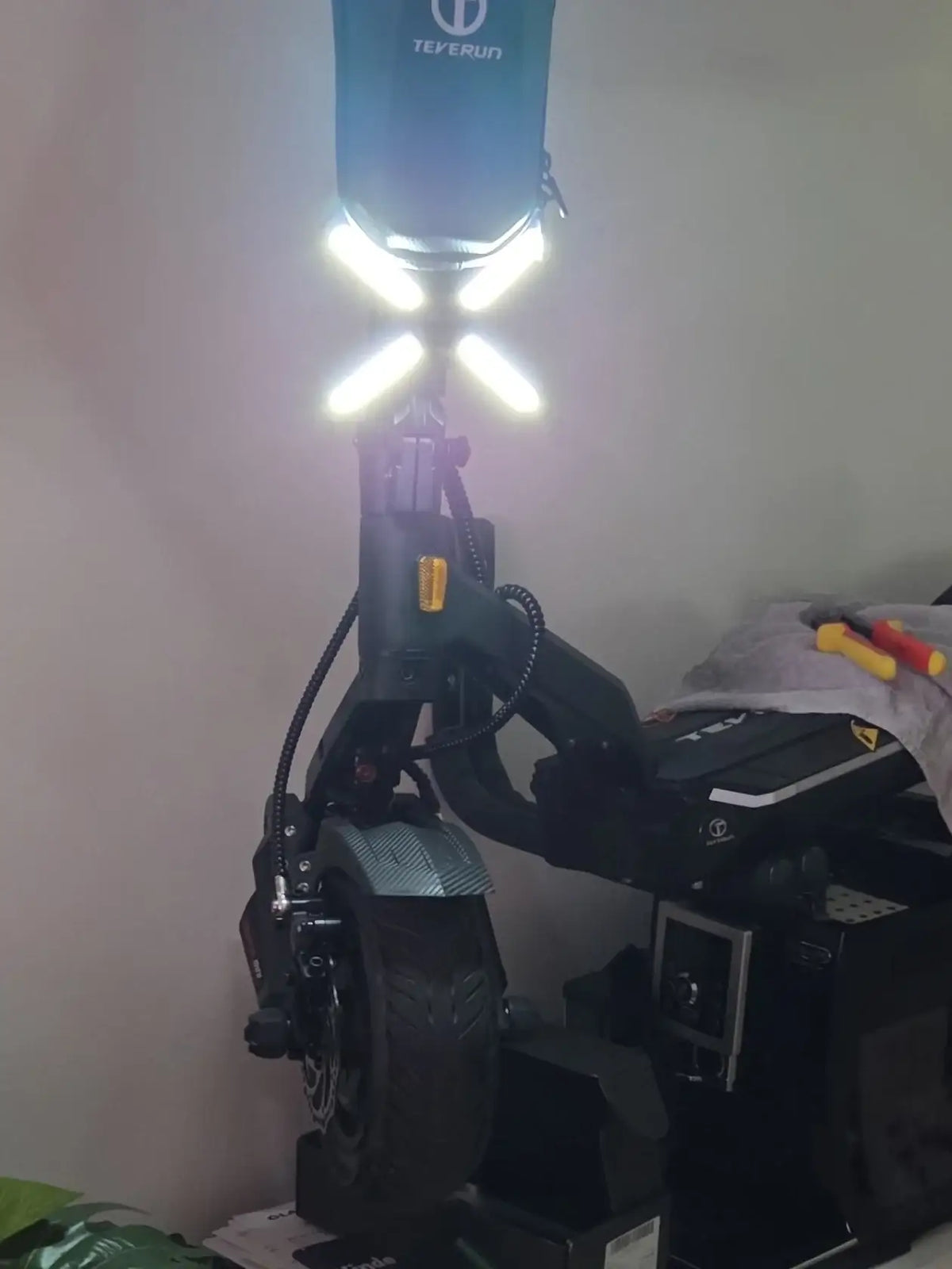 Leuchtendes X-Light unter dem Cockpit eines E-Scooters