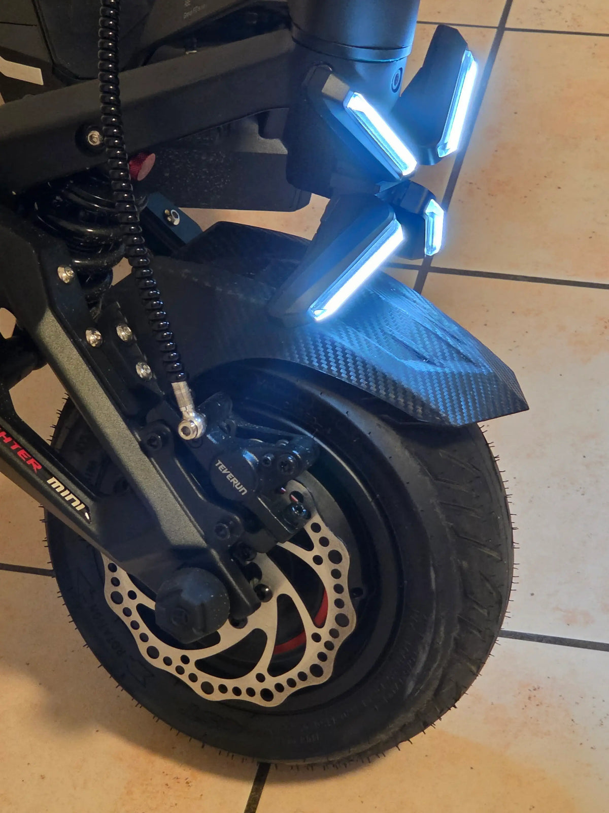 Leuchtende X-Light Arme am Vorderrad mit Carbon-Schutzblech