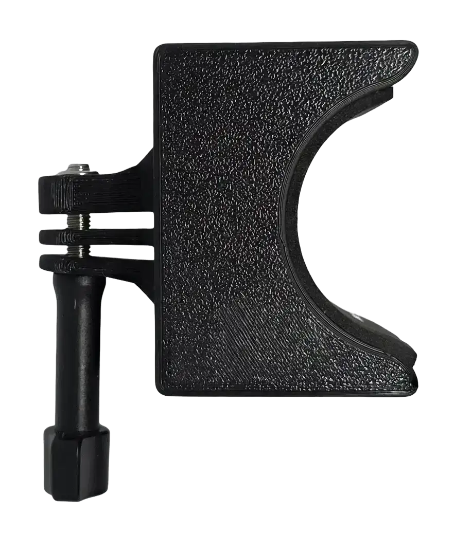 Schwarzer Lenker-Adapter mit Rändelschraube, Seitenansicht vor schwarzem Hintergrund
