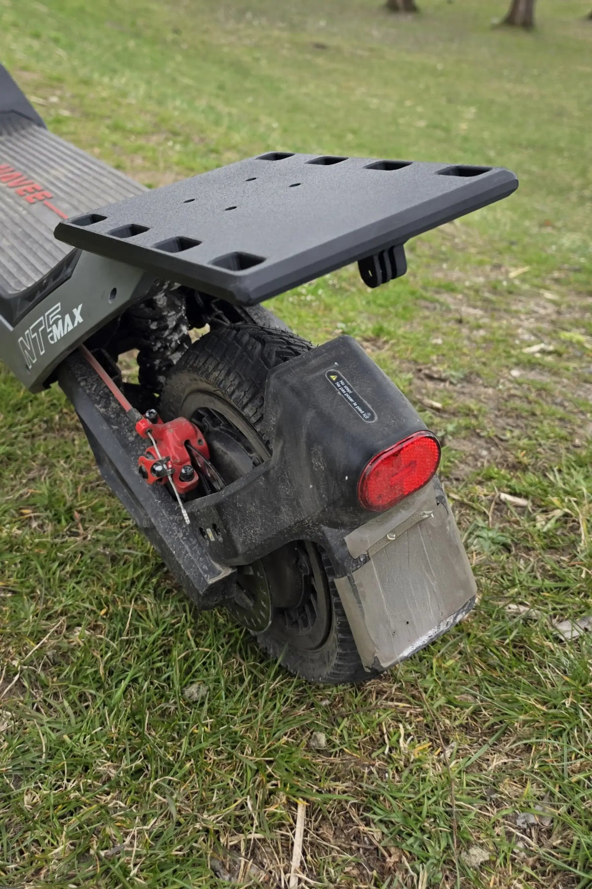 Navee NT5 Max mit Gepäckträger, schräge Heckansicht auf Wiese