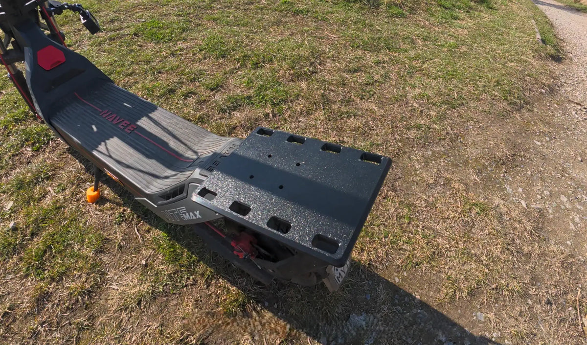 Navee NT5 Max Gepäckträger mit Lochplatte am Heck, auf Wiese