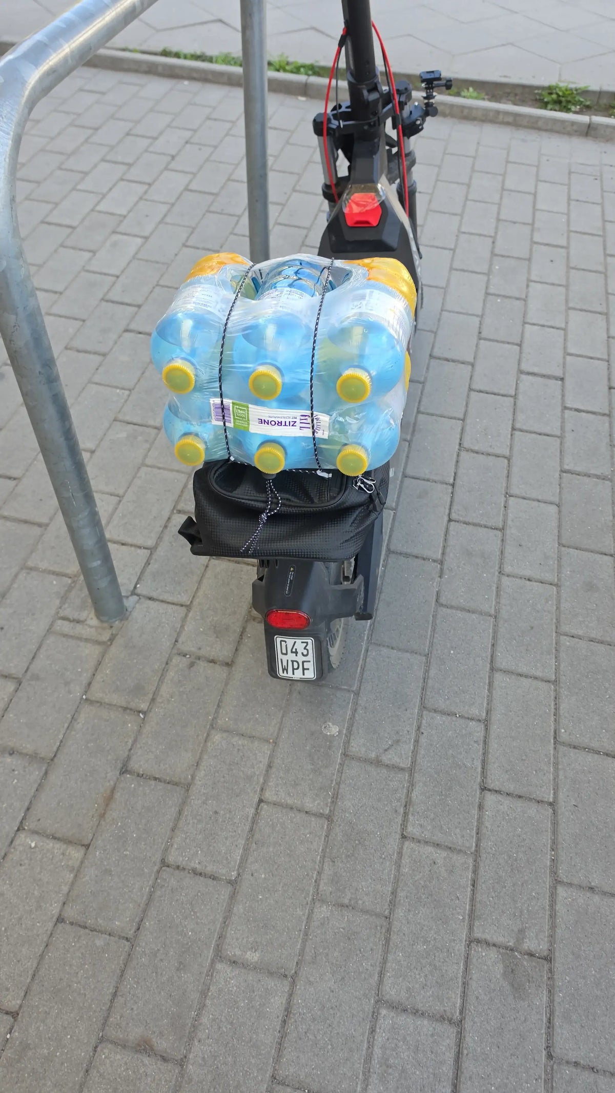 Navee NT5 Max Gepäckträger mit Wasserflaschen-Paket, Heckansicht