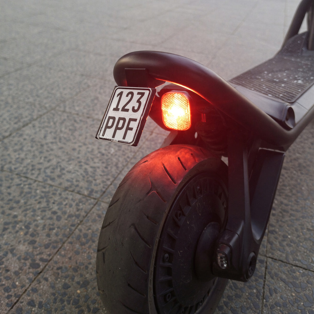 Rücklichthalterung am Segway GT3 mit leuchtendem Rücklicht und Kennzeichen
