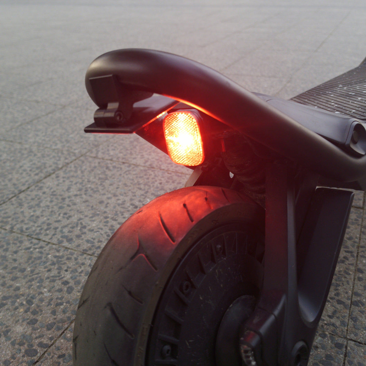 Rücklichthalterung am Segway GT3 mit leuchtendem Rücklicht, Seitenansicht