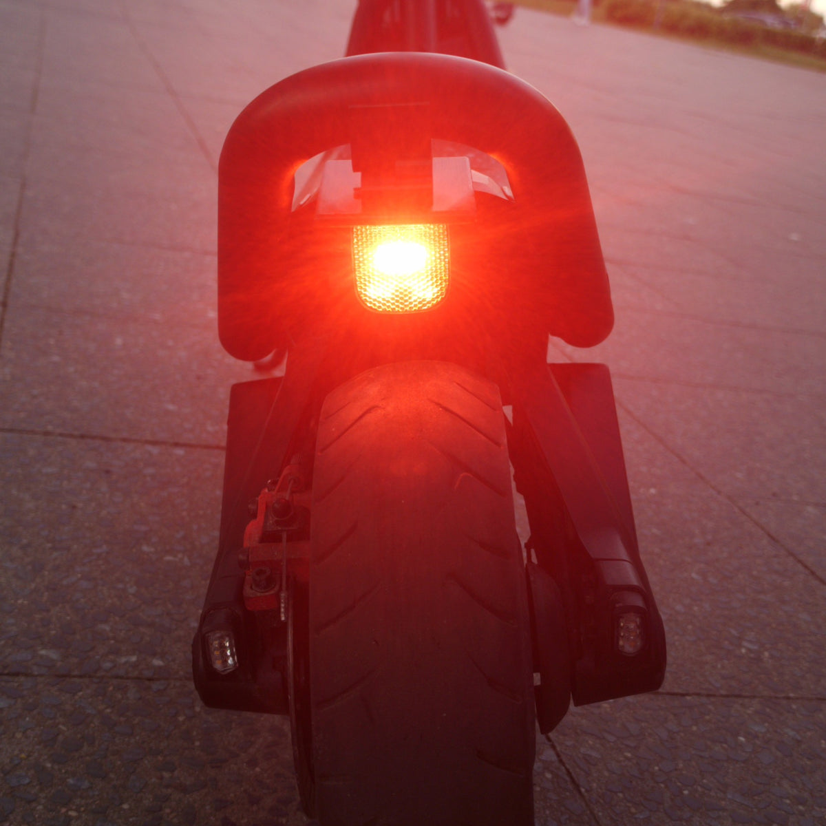 Segway GT3 mit Rücklichthalterung, leuchtendes Rücklicht von hinten
