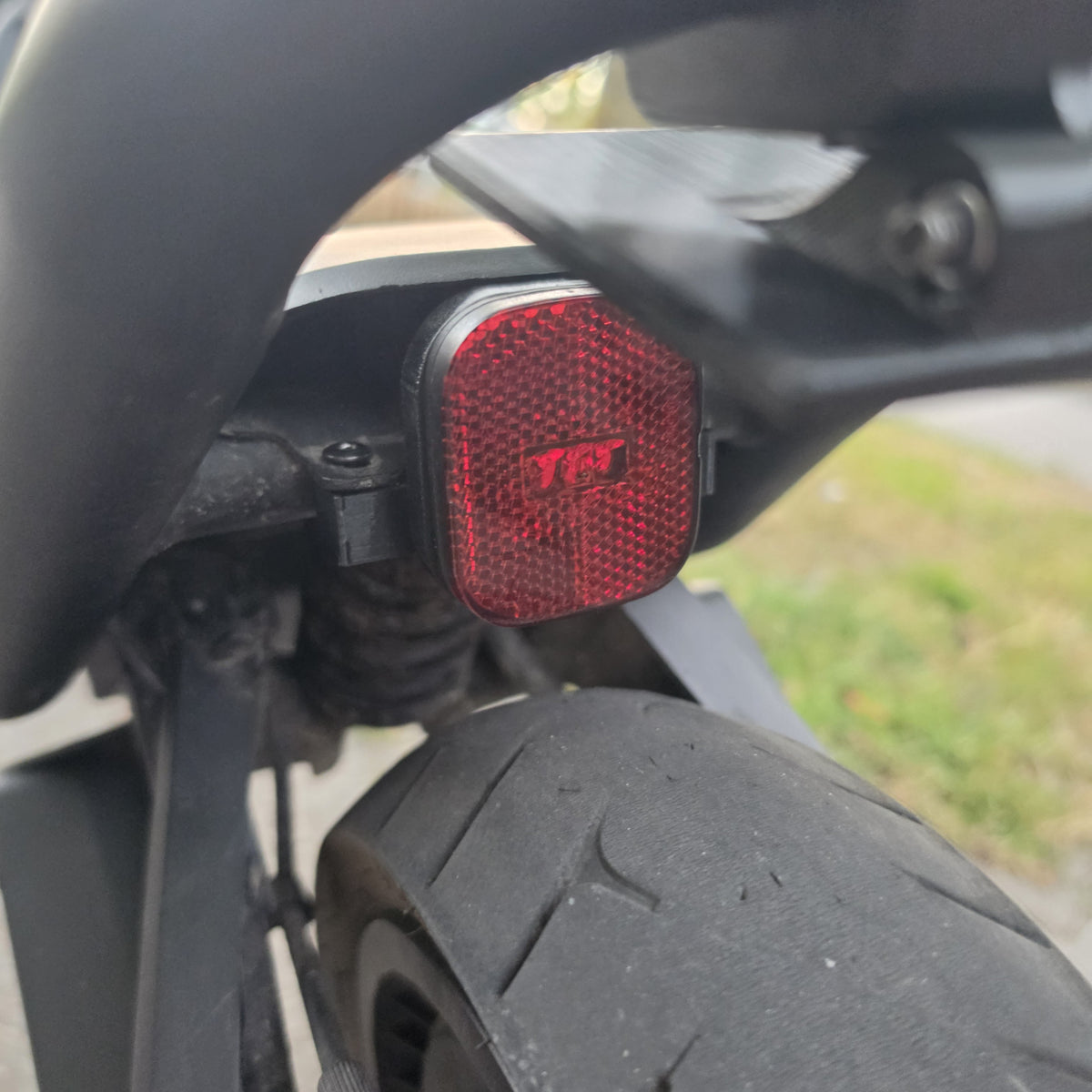 Rücklicht an Halterung unter dem Segway GT3 Heck, Nahaufnahme