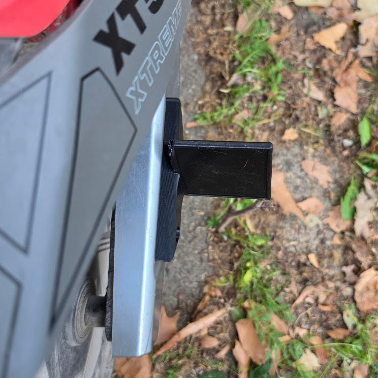 Seitlicher Kennzeichenhalter am Navee XT5 Max, Nahaufnahme von oben