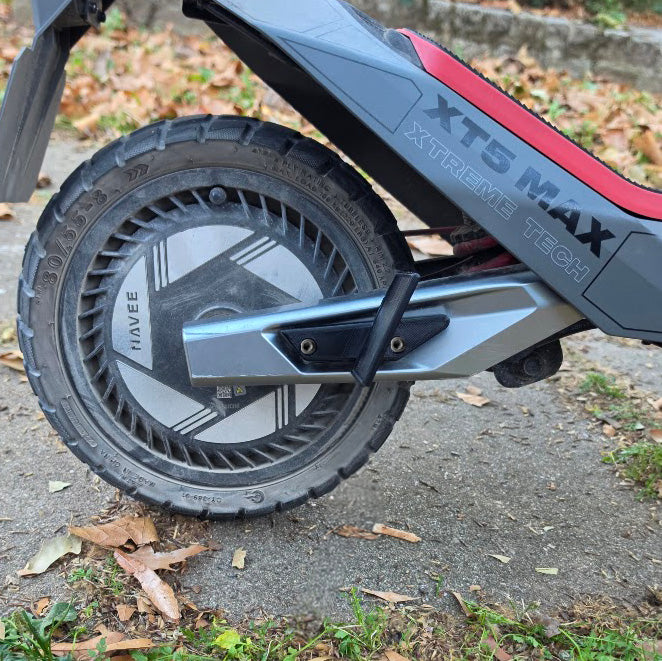 Navee XT5 Max mit eingeklapptem Kennzeichenhalter, Seitenansicht Hinterrad