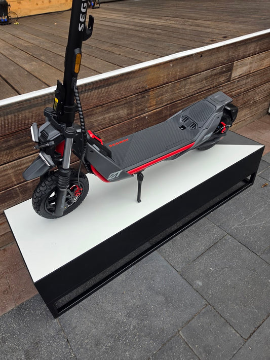 Segway ZT3 Max E-Scooter mit Gepäckträger auf Podest, Seitenansicht