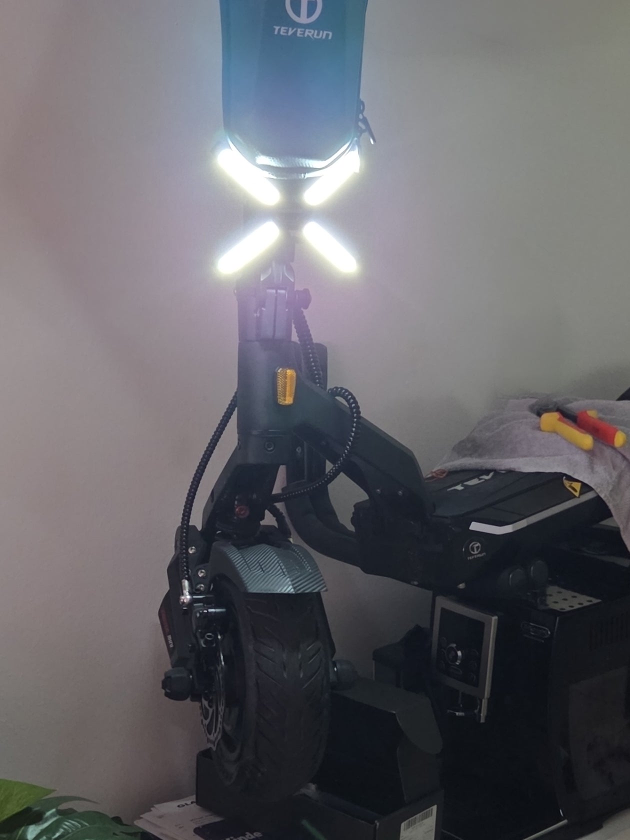 E-Scooter Zusatzlicht Set X-Licht(Plug & Play) Komplett-Set | Fertig verlötet für Powerbank inkl. USB-Fernbedienung & Halterung (Segway, Xiaomi, uvm.) - Rund (Standard)