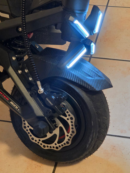 E-Scooter Vorderrad mit montiertem X-Licht LED Frontlicht und hydraulischer Scheibenbremse