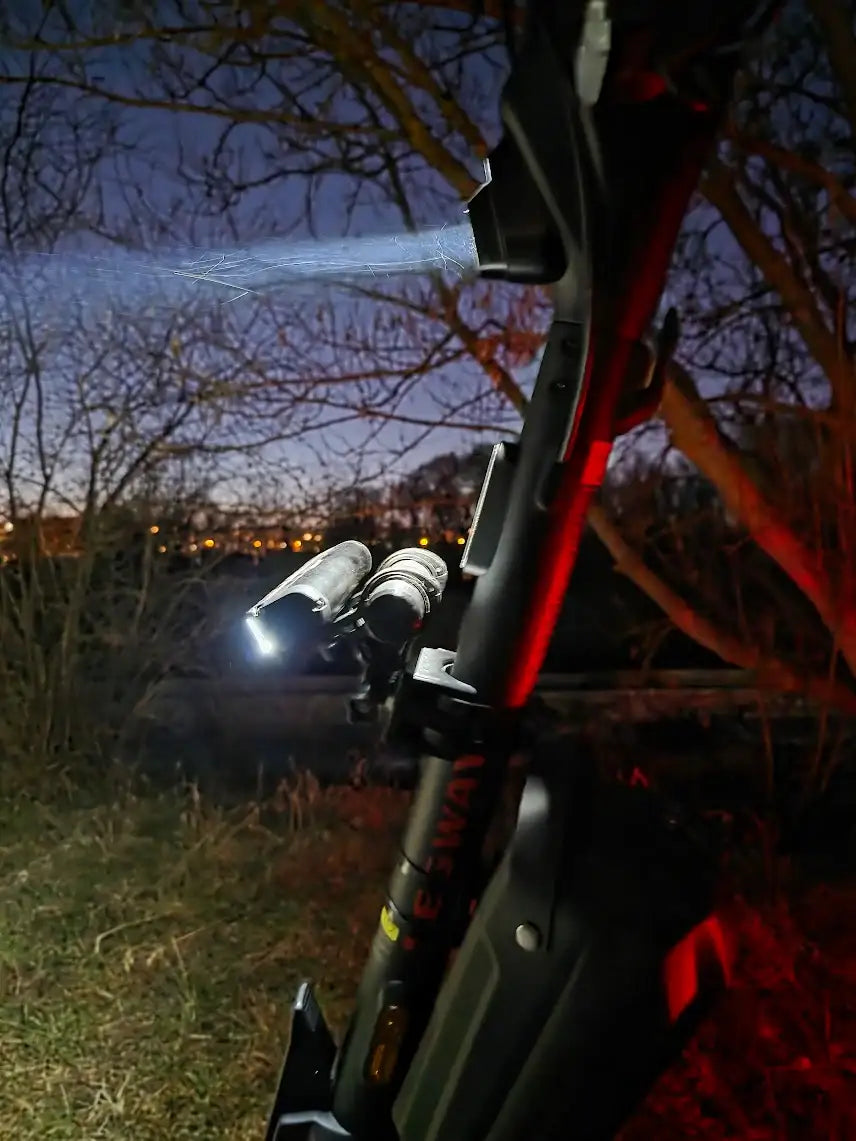 Universal E-Scooter Zubehör-Bar (Breit) | Halterung für LED-Bars & Fahrradlichter (Ninebot ZT3, Max G3/G2) - Rund (Standard) - Segway Beispiel