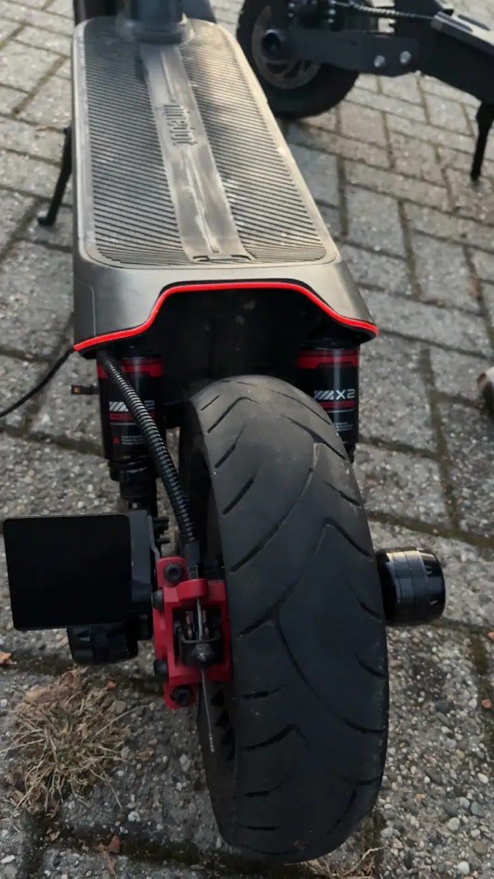 Ninebot Max G3 mit rotem LED Strip Rücklicht am Schutzblech, Ansicht von hinten bei Tag