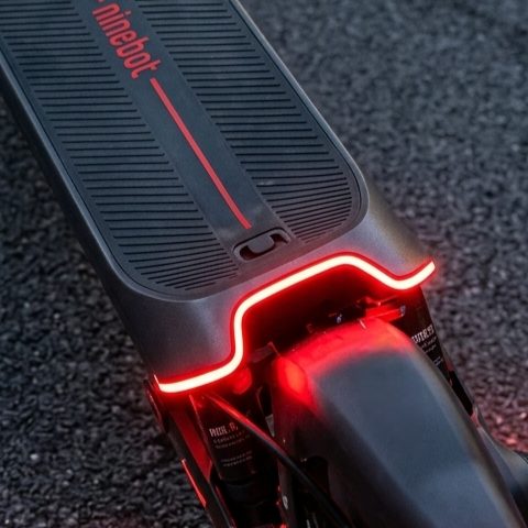 Ninebot Max G3 LED Stripe Rücklicht leuchtet rot am Heck, Nahaufnahme von oben