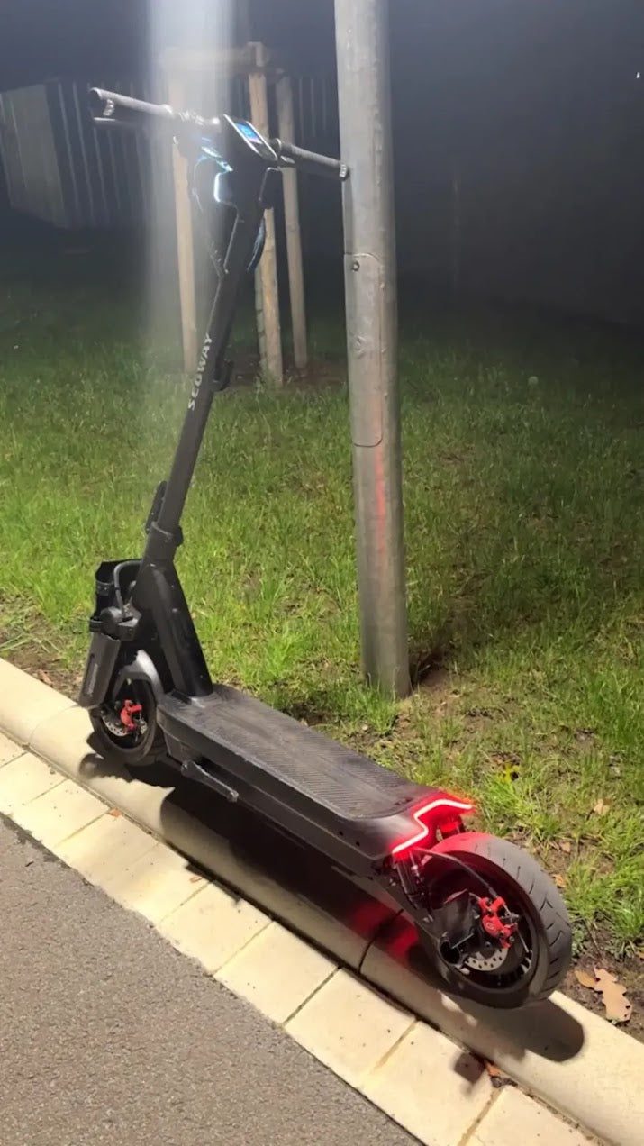 Segway Ninebot Max G3 bei Nacht mit rot leuchtendem LED Stripe Rücklicht