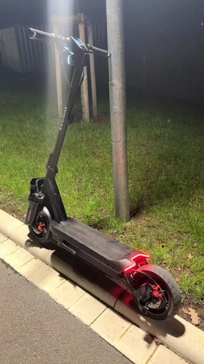 Segway Ninebot Max G3 bei Nacht mit rot leuchtendem LED Stripe Rücklicht