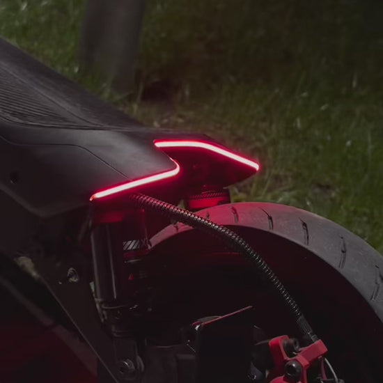 Video: rot leuchtendes LED Stripe Rücklicht am Heck eines Segway E-Scooters bei Nacht