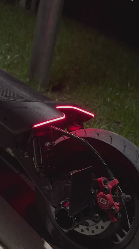 Video: rot leuchtendes LED Stripe Rücklicht am Heck eines Segway E-Scooters bei Nacht