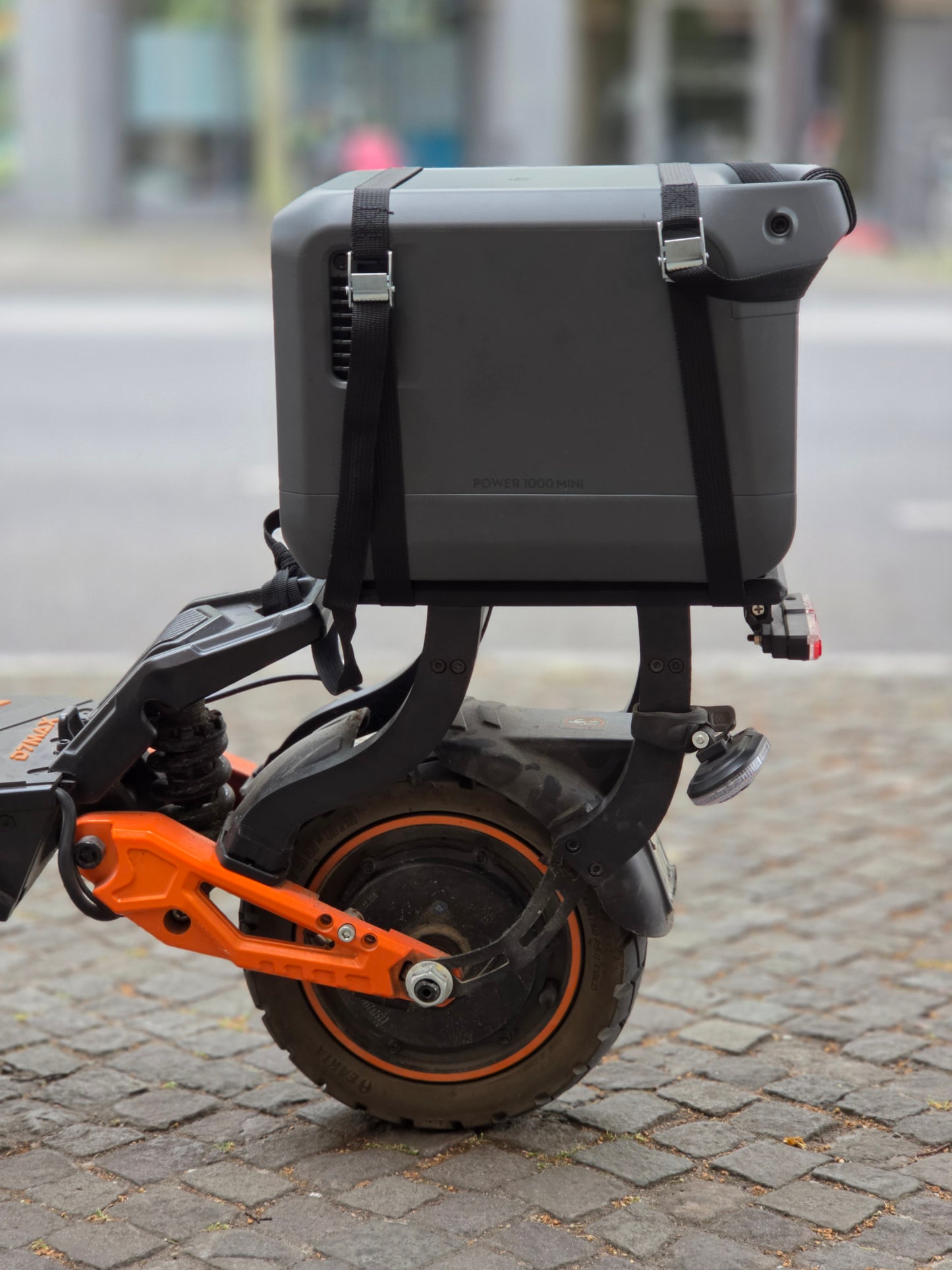 E-Scooter mit Power 1000 Mini Akku und universeller Halterung für alle Modelle