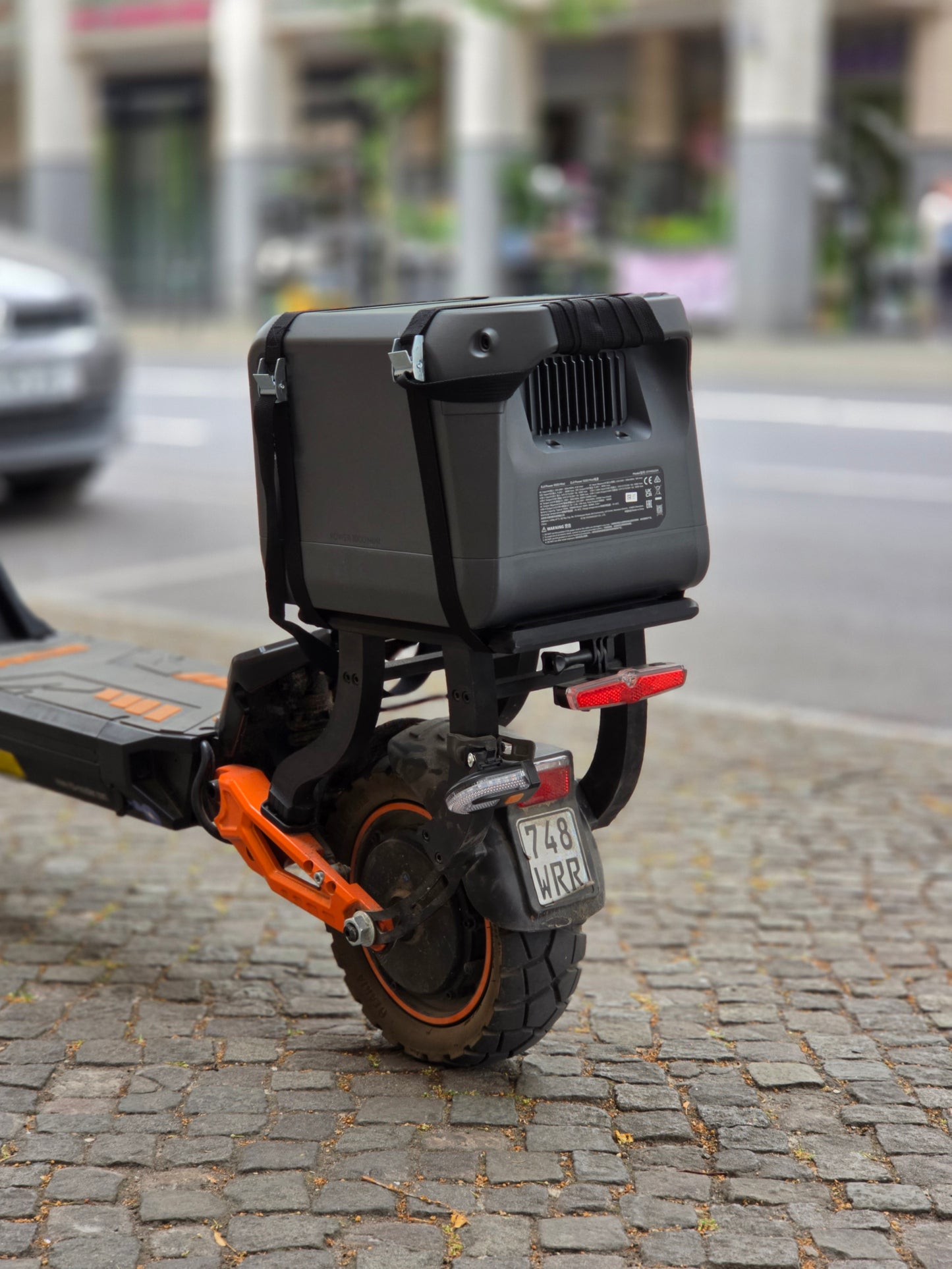 E-Scooter mit X-Licht und universeller Halterung, ideal für alle Modelle