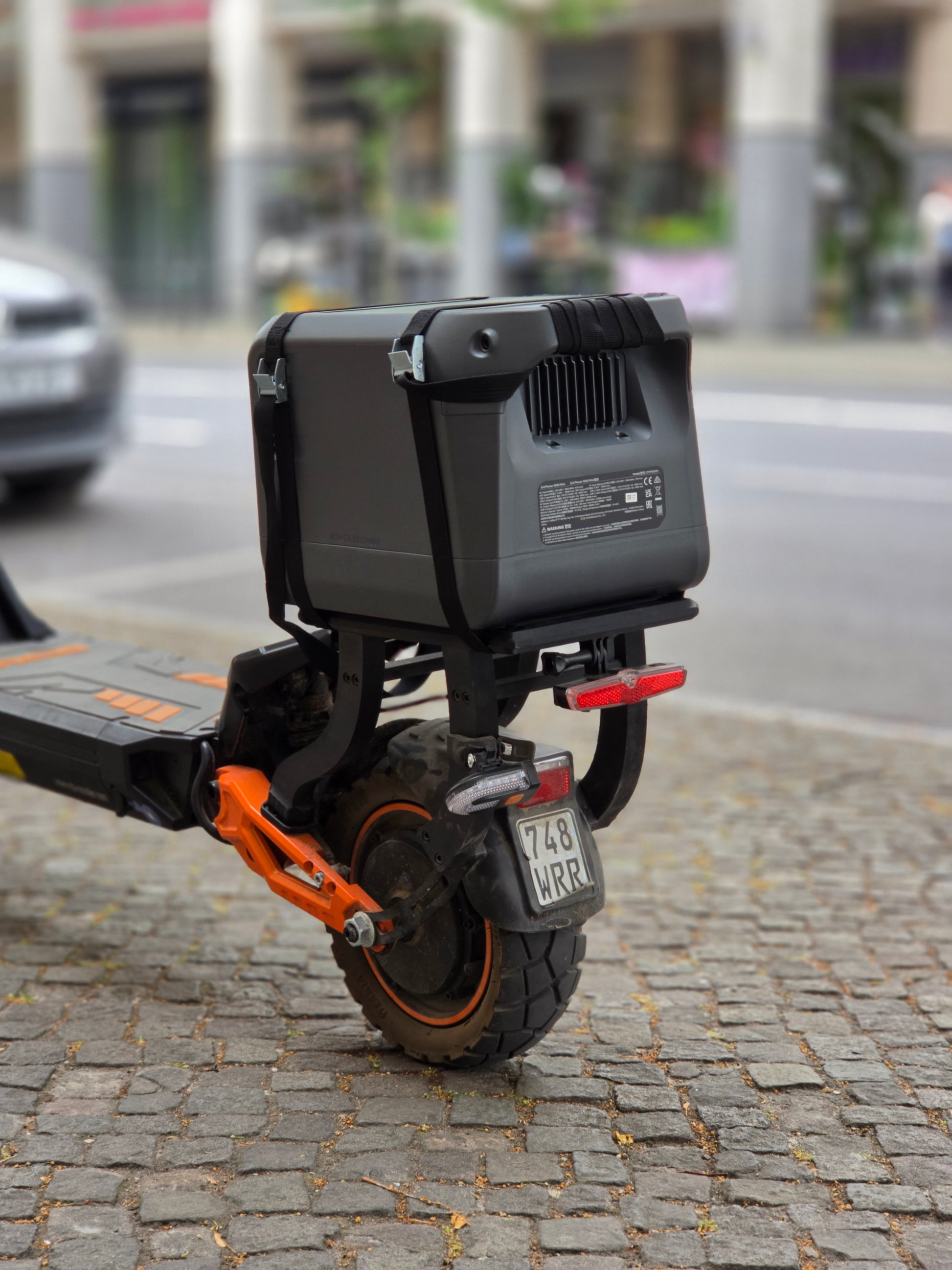E-Scooter mit X-Licht und universeller Halterung, ideal für alle Modelle