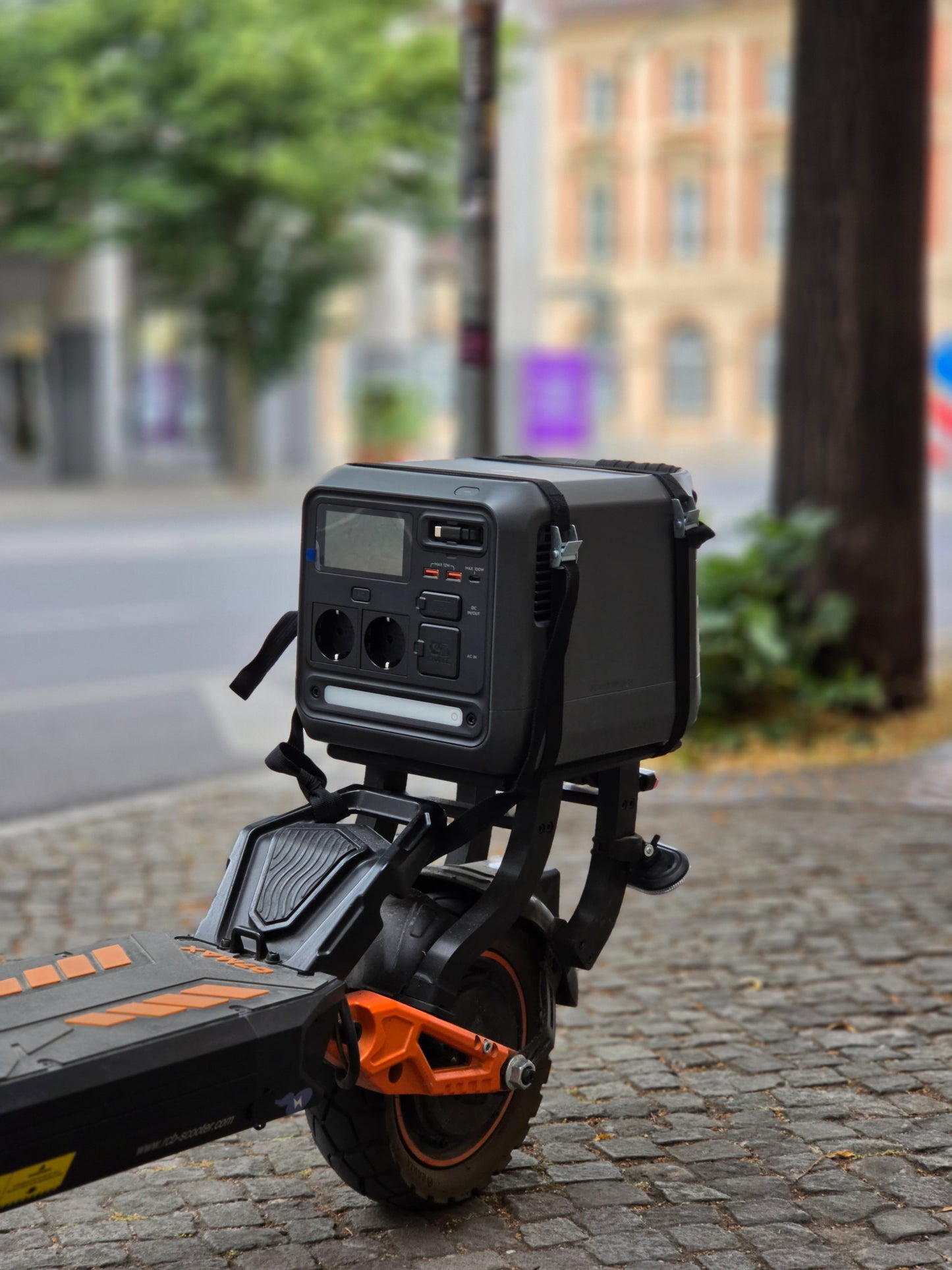 X-Licht & universelle E-Scooter Halterung mit Powerstation auf E-Scooter im Stadtumfeld