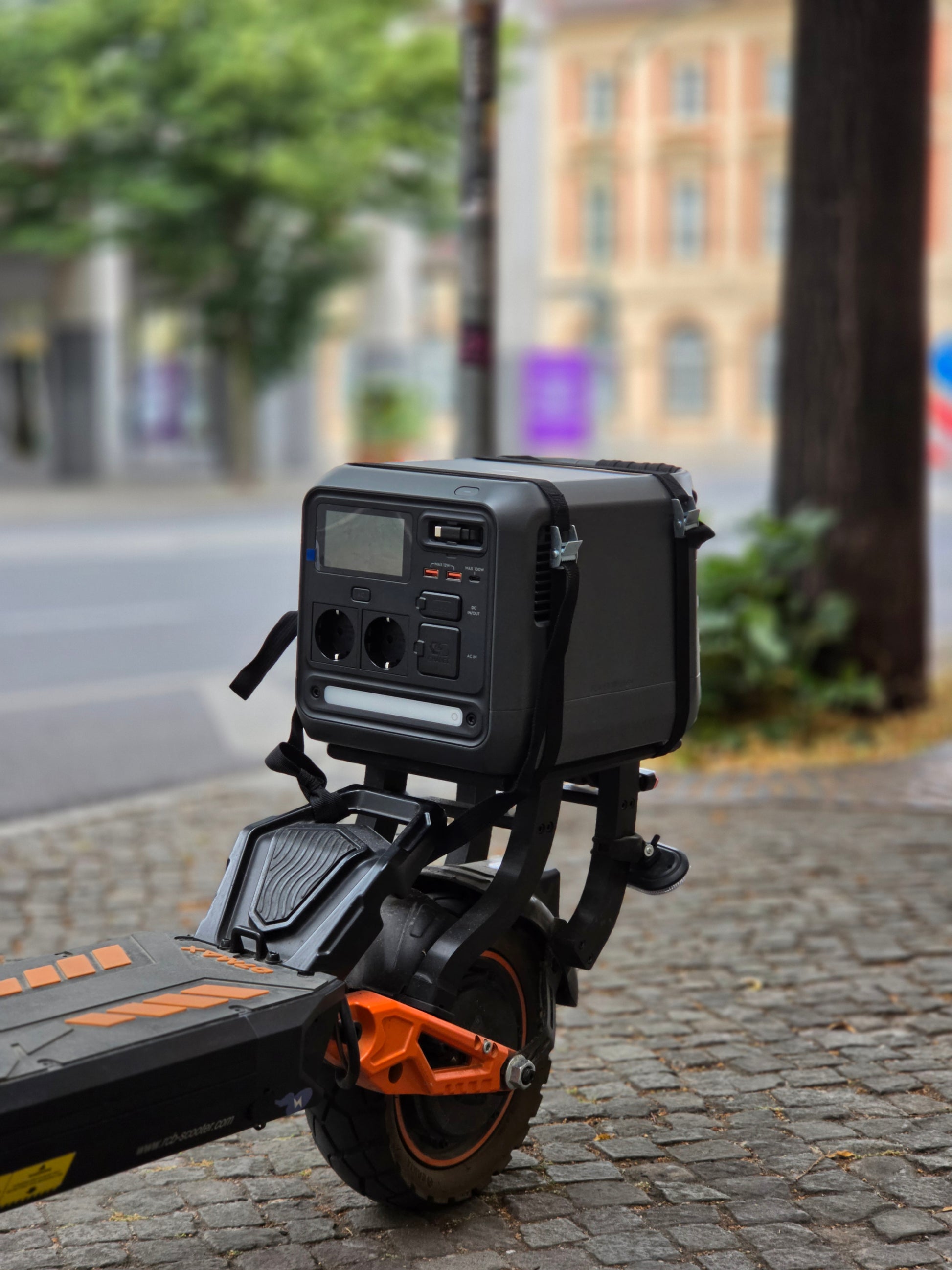X-Licht & universelle E-Scooter Halterung mit Powerstation auf E-Scooter im Stadtumfeld