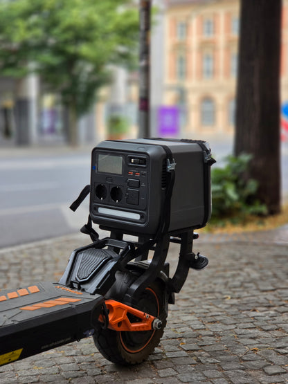 X-Licht & universelle E-Scooter Halterung mit Powerstation auf E-Scooter im Stadtumfeld