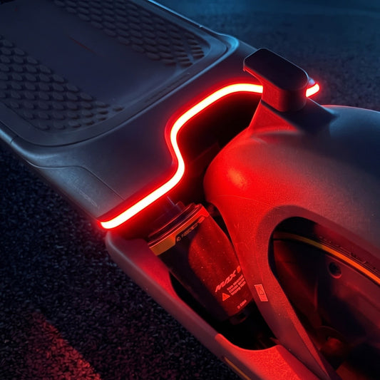 Segway Max G2 LED Stripe Rücklicht leuchtet rot am Heck